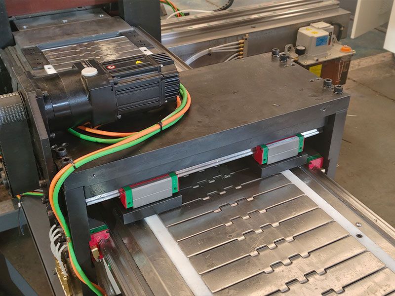 Busbar punching and shearing station